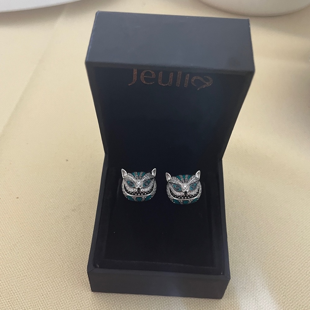 Jeulia Cheshire Cat Earrings